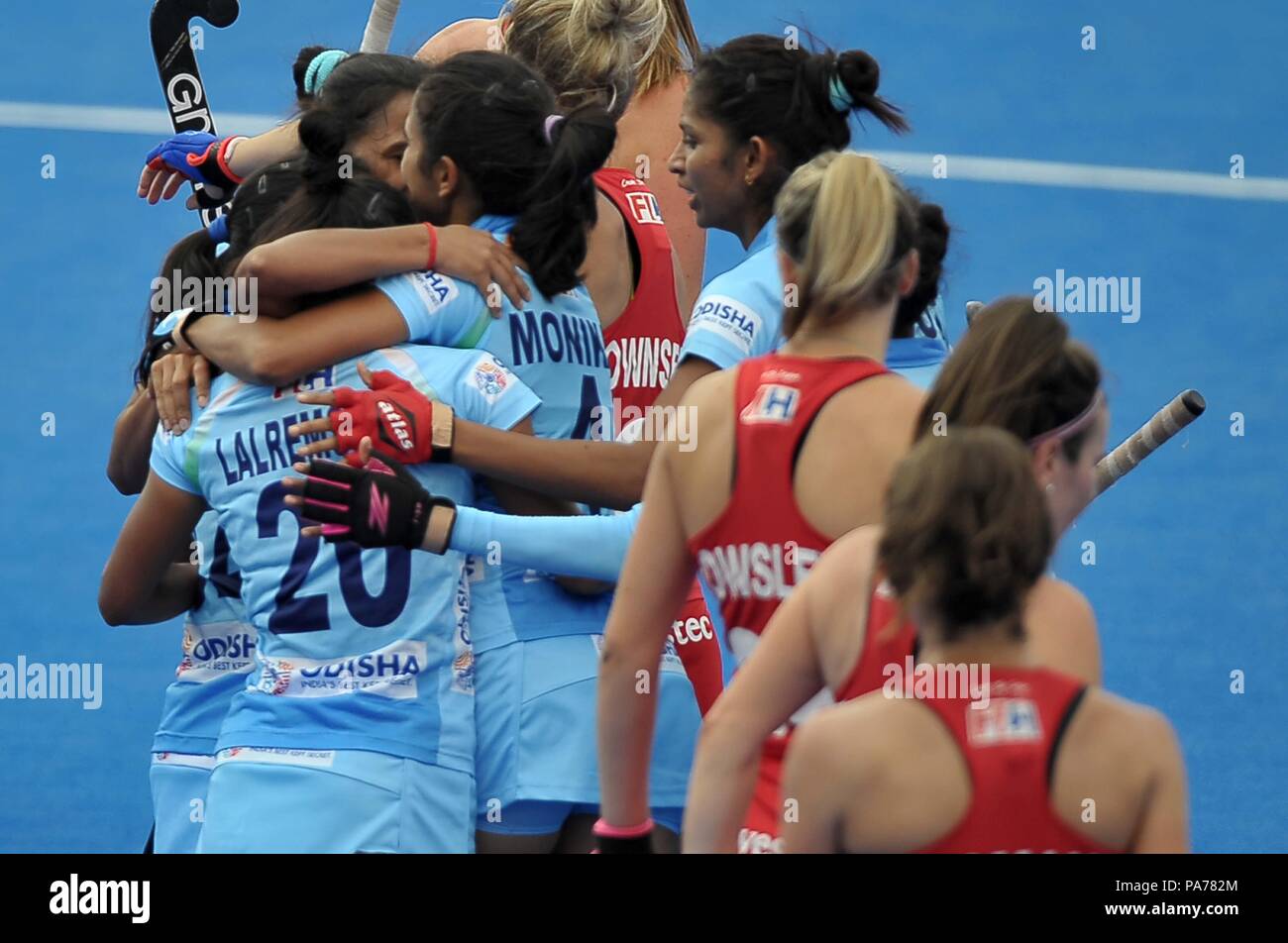 London, Großbritannien. Juli 2018 21. Die indischen Spieler feiern ihr erstes Ziel. England V Indien. Match 2. Pool B Hockey der Frauen-WM 2018. Lee Valley Hockey Centre. Queen Elizabeth Olympiv Park. Stratford. London. UK. 21.07.2018. Credit: Sport in Bildern/Alamy leben Nachrichten Stockfoto