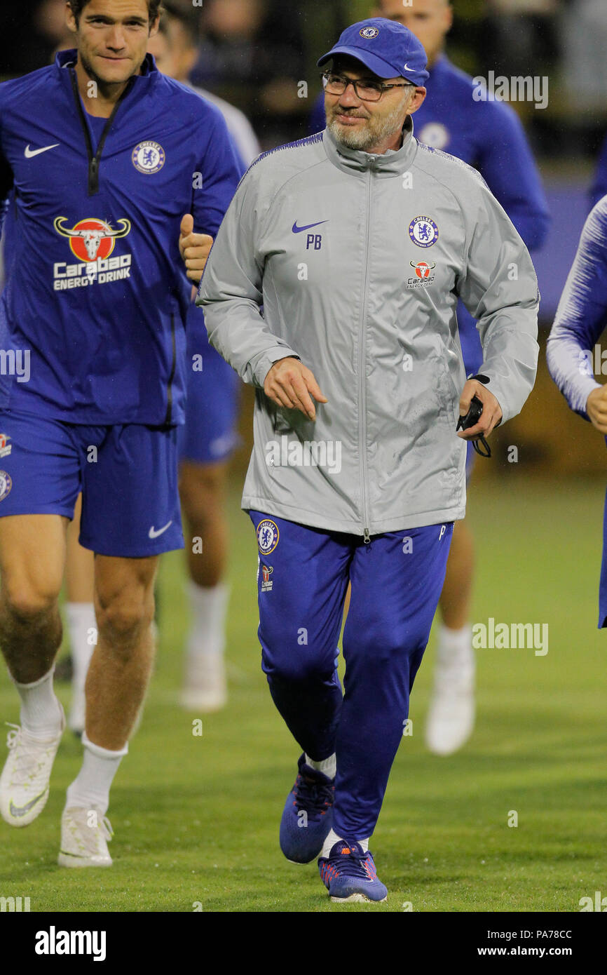 Das waca, Perth, Australien. 21. Juli 2018. Chelsea vor Jahreszeit Tour durch Australien, offenen Training; Fitness Coach Paolo Bertelli führt Chelsea auf einen Schoß das waca vor Beginn der Ausbildung Quelle: Aktion plus Sport/Alamy leben Nachrichten Stockfoto