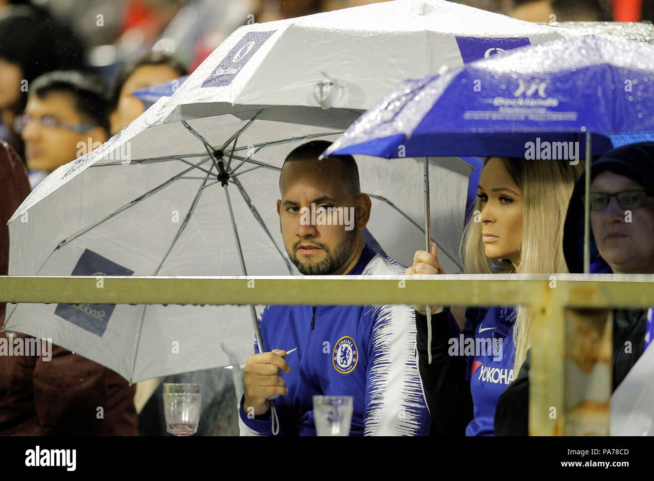 Das waca, Perth, Australien. 21. Juli 2018. Chelsea vor Jahreszeit Tour durch Australien, offenen Training; Chelsea Fans warten im Regen für die Schulung der Credit: Aktion plus Sport/Alamy Leben Nachrichten beginnen. Stockfoto
