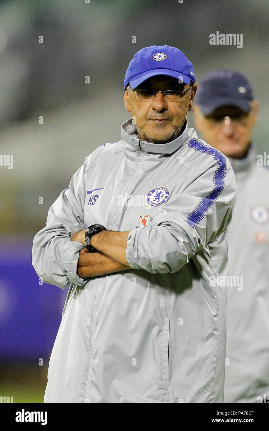 Das waca, Perth, Australien. 21. Juli 2018. Chelsea vor Jahreszeit Tour durch Australien, offenen Training; Neue Chelsea Manager Maurizio Sarri Uhren seine Spieler im Training Credit: Aktion plus Sport/Alamy leben Nachrichten Stockfoto