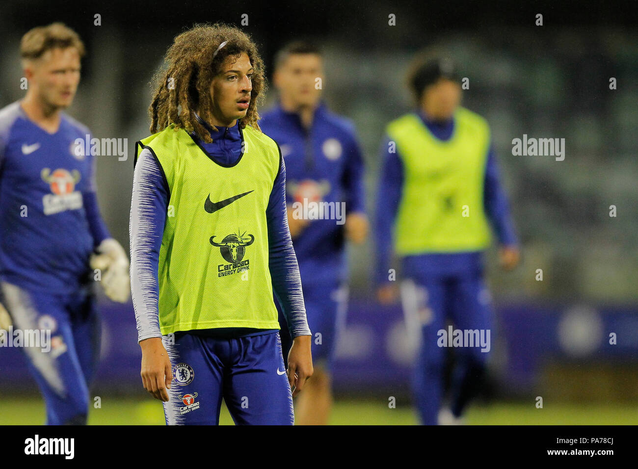 Das waca, Perth, Australien. 21. Juli 2018. Chelsea vor Jahreszeit Tour durch Australien, offenen Training; Ethan Ampadu von Chelsea Uhren auf während der Ausbildung in "Heavy Rain" Credit: Aktion plus Sport/Alamy leben Nachrichten Stockfoto