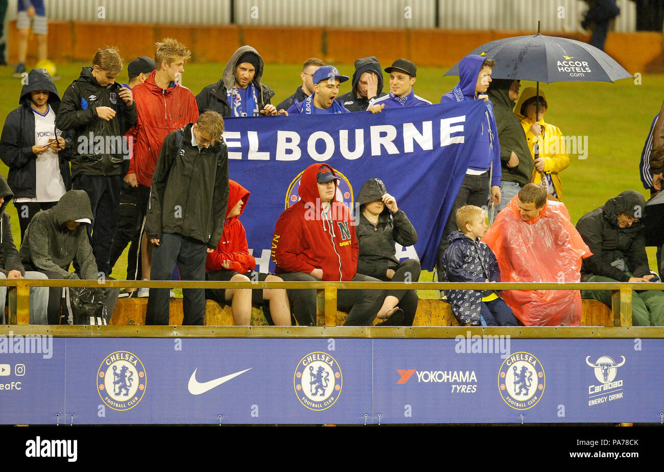 Das waca, Perth, Australien. 21. Juli 2018. Chelsea vor Jahreszeit Tour durch Australien, offenen Training; FC Chelsea Melbourne Unterstützer zeigen ihre Unterstützung an der offenen Training bei schwerem Regen Credit: Aktion plus Sport/Alamy leben Nachrichten Stockfoto