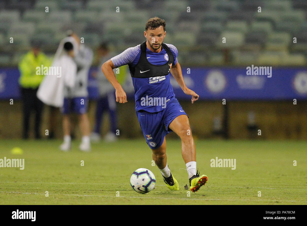 Das waca, Perth, Australien. 21. Juli 2018. Chelsea vor Jahreszeit Tour durch Australien, offenen Training; Danny Drinkwater von Chelsea läuft mit dem Ball am Training im schweren Regen Credit: Aktion plus Sport/Alamy leben Nachrichten Stockfoto
