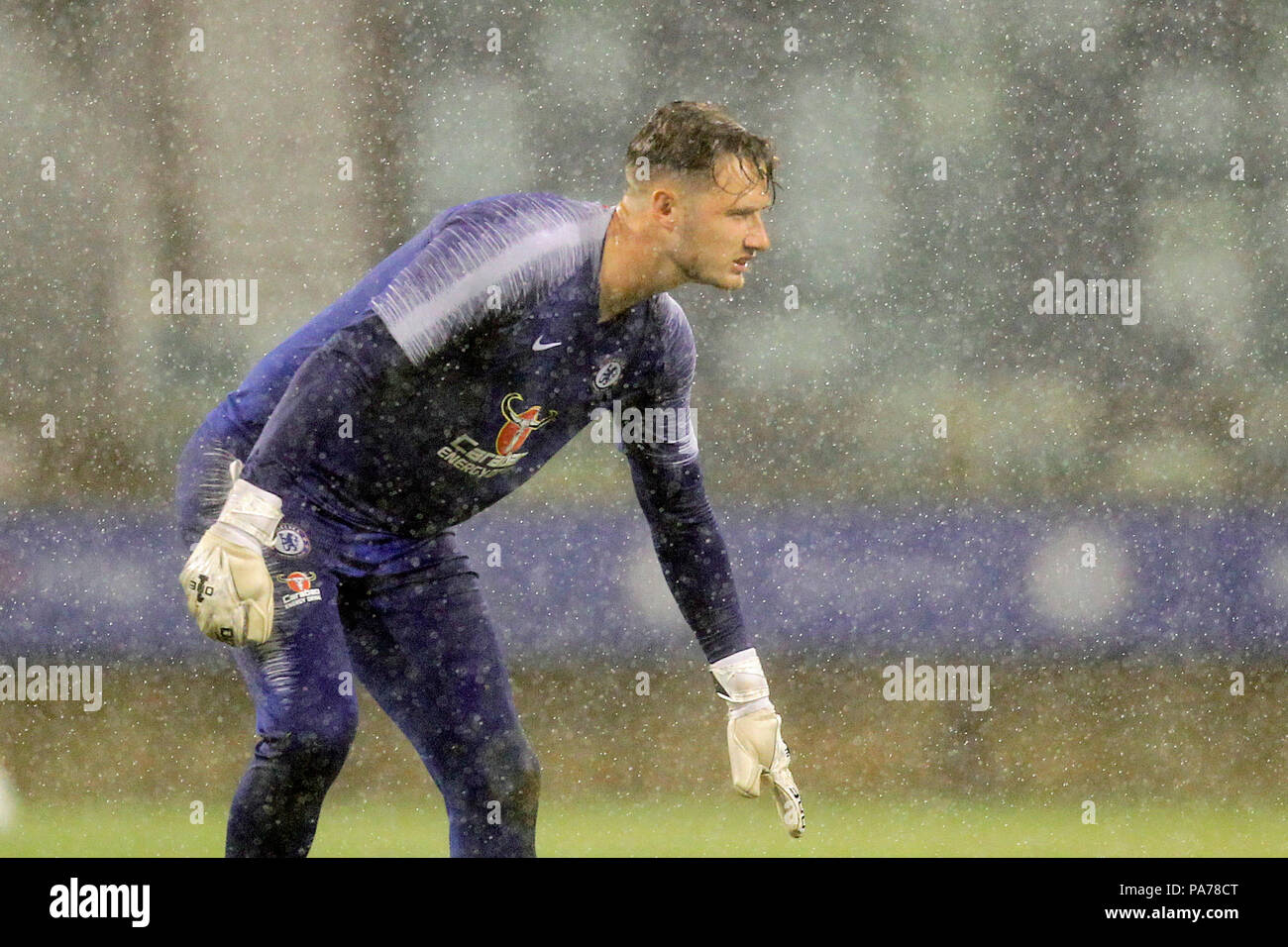 Das waca, Perth, Australien. 21. Juli 2018. Chelsea vor Jahreszeit Tour durch Australien, offenen Training; Bradley Collins von Chelsea Uhren auf während der Ausbildung in "Heavy Rain" Credit: Aktion plus Sport/Alamy leben Nachrichten Stockfoto