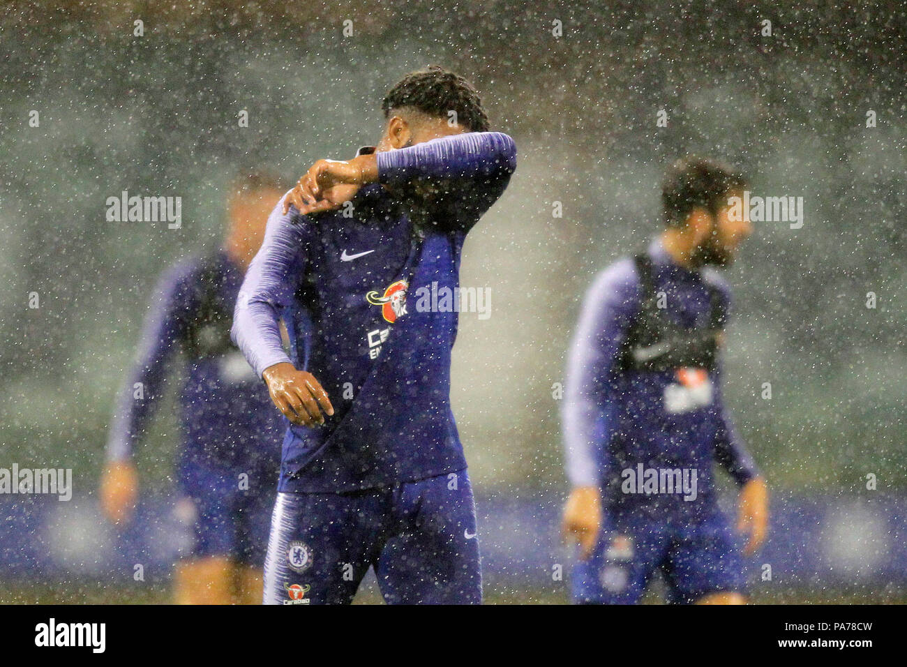 Das waca, Perth, Australien. 21. Juli 2018. Chelsea vor Jahreszeit Tour durch Australien, offenen Training; Michael Hector von Chelsea wischt sich den Regen aus dem Gesicht, während der Ausbildung Quelle: Aktion plus Sport/Alamy leben Nachrichten Stockfoto