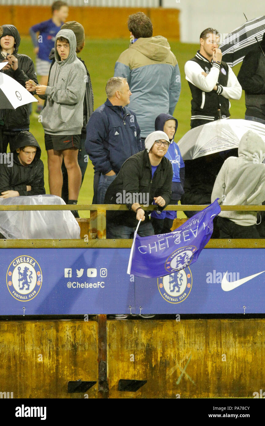 Das waca, Perth, Australien. 21. Juli 2018. Chelsea vor Jahreszeit Tour durch Australien, offenen Training; Chelsea Fans warten auf den Spieler beim offenen Training bei schwerem Regen Credit: Aktion plus Sport/Alamy leben Nachrichten Stockfoto