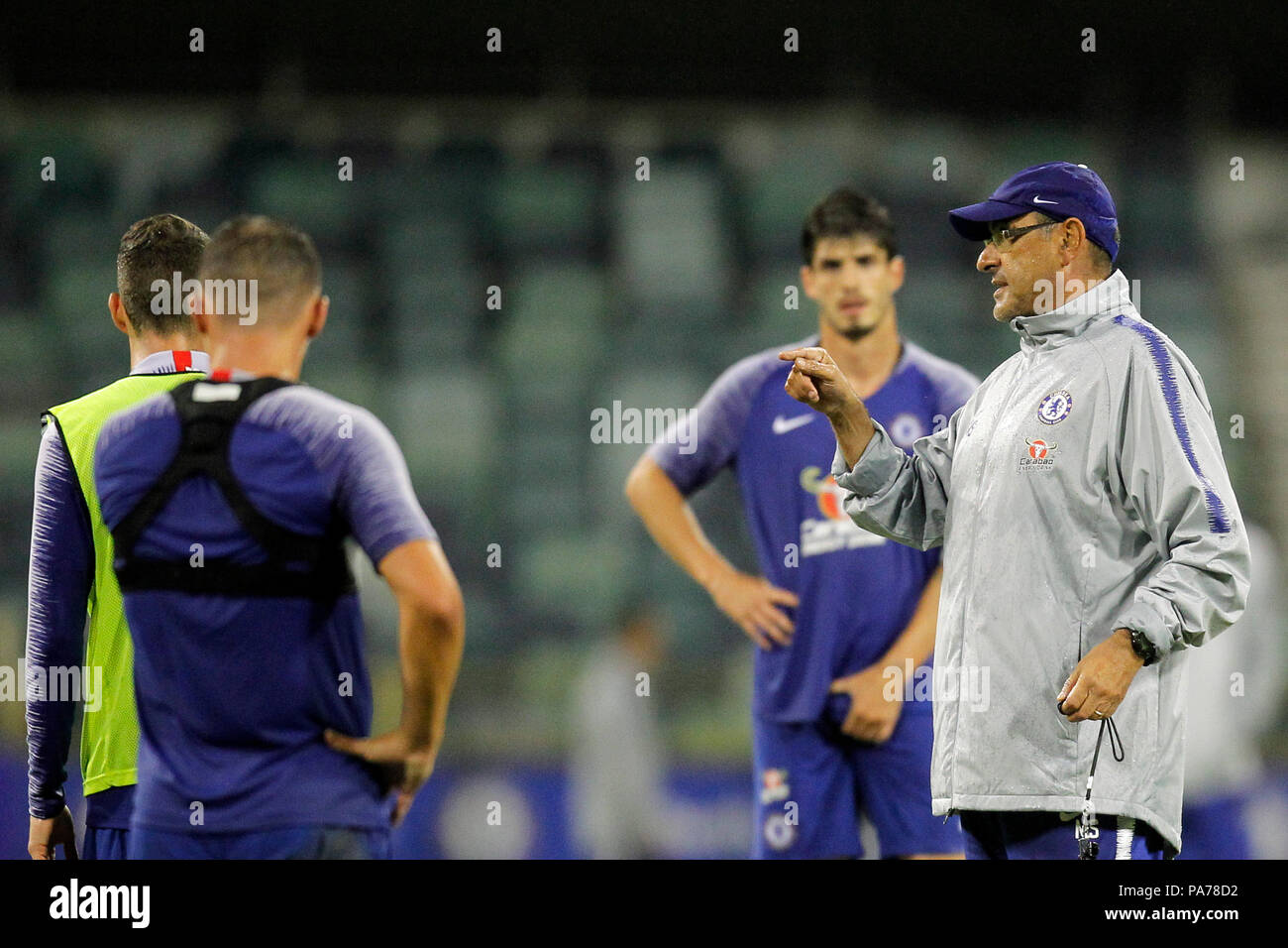 Das waca, Perth, Australien. 21. Juli 2018. Chelsea vor Jahreszeit Tour durch Australien, offenen Training; Neue Chelsea Manager Maurizio Sarri Gespräche mit seinen Spielern während des Trainings Credit: Aktion plus Sport/Alamy leben Nachrichten Stockfoto