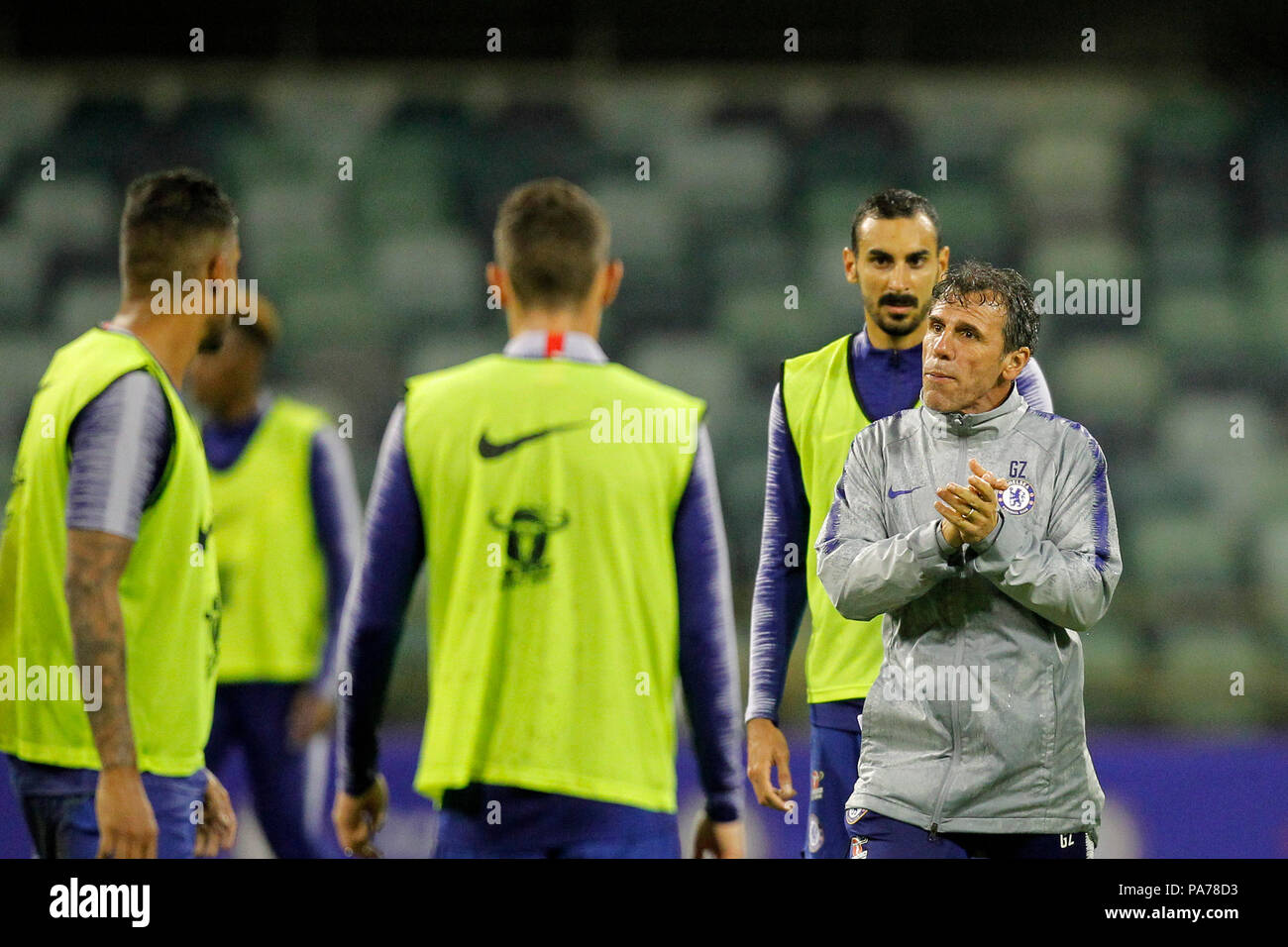 Das waca, Perth, Australien. 21. Juli 2018. Chelsea vor Jahreszeit Tour durch Australien, offenen Training; Assistant Manager Gianfranco Zola spricht mit dem Chelsea Spieler während der Ausbildung Quelle: Aktion plus Sport/Alamy leben Nachrichten Stockfoto