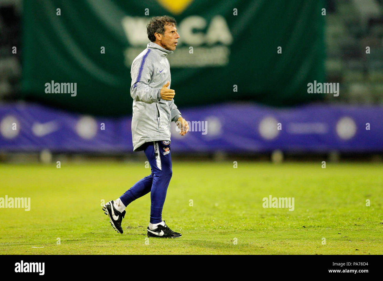 Das waca, Perth, Australien. 21. Juli 2018. Chelsea vor Jahreszeit Tour durch Australien, offenen Training; Assistant Manager Gianfranco Zola an schaut während der Ausbildung Quelle: Aktion plus Sport/Alamy leben Nachrichten Stockfoto