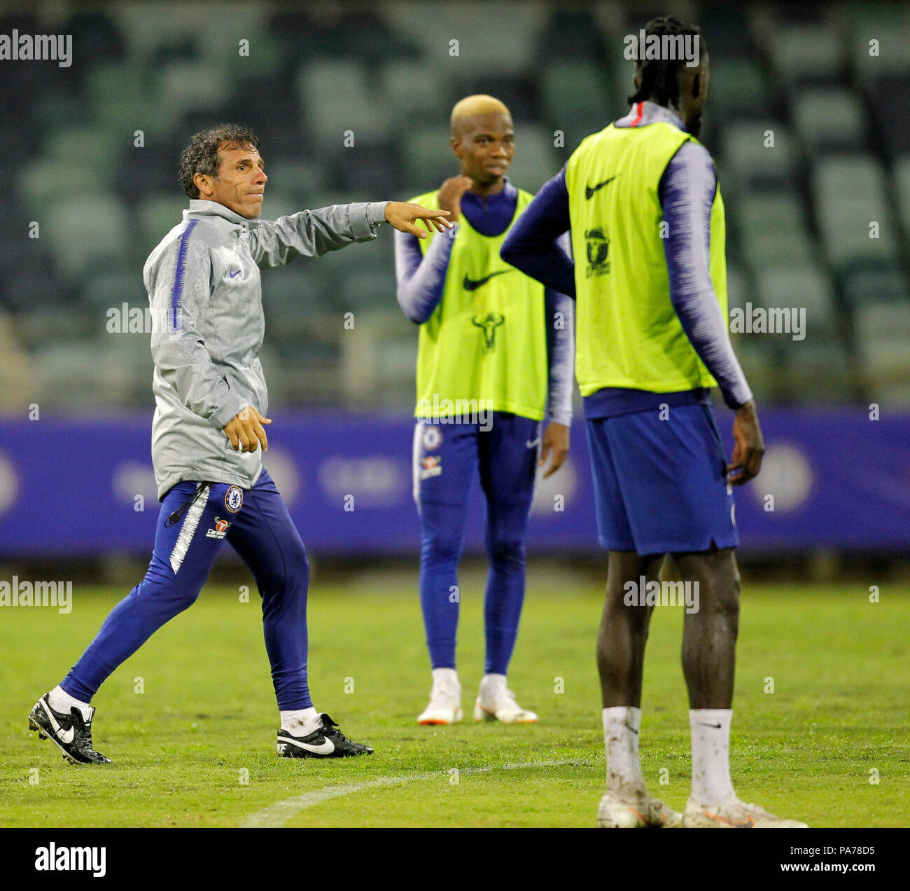 Das waca, Perth, Australien. 21. Juli 2018. Chelsea vor Jahreszeit Tour durch Australien, offenen Training; Assistant Manager Gianfranco Zola spricht mit dem Chelsea Spieler während der Ausbildung Quelle: Aktion plus Sport/Alamy leben Nachrichten Stockfoto