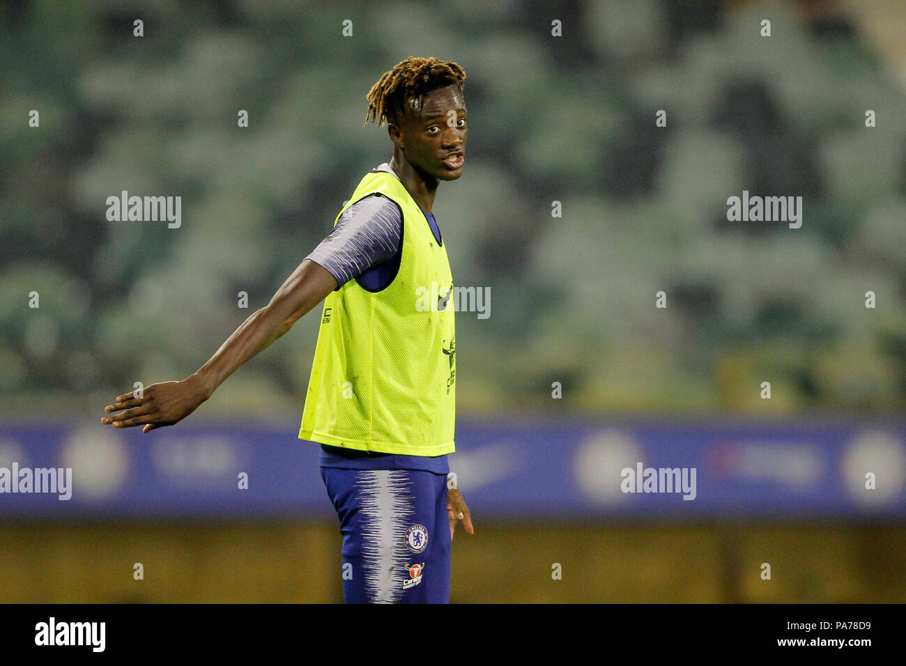 Das waca, Perth, Australien. 21. Juli 2018. Chelsea vor Jahreszeit Tour durch Australien, offenen Training; Tammy Abraham von Chelsea gibt Richtungen während der Ausbildung Quelle: Aktion plus Sport/Alamy leben Nachrichten Stockfoto