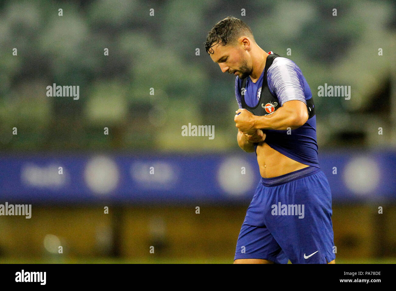 Das waca, Perth, Australien. 21. Juli 2018. Chelsea vor Jahreszeit Tour durch Australien, offenen Training; Danny Drinkwater von Chelsea wrings der Regen aus seinem Training Top während der Ausbildung Quelle: Aktion plus Sport/Alamy leben Nachrichten Stockfoto