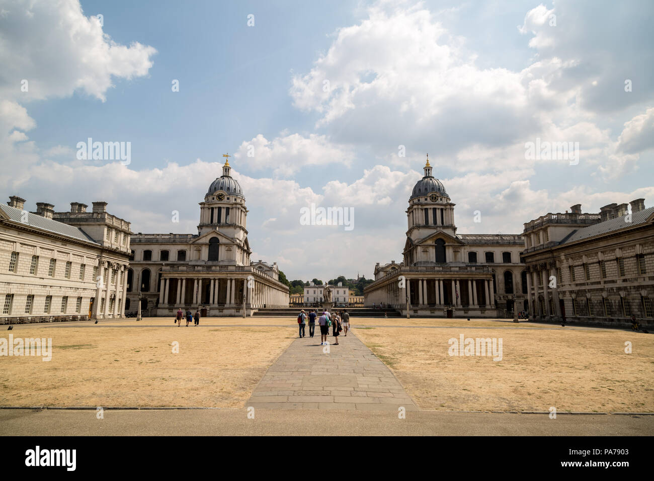 London, Großbritannien. 21. Juli 2018. UK Wetter: Universität von Greenwich mit anhaltenden trockenen Gras Trockenheit während der Sommerhitze mit nächste Woche wieder mit Höhen von bis zu 30 Grad Celsius. UK. Credit: Guy Corbishley/Alamy leben Nachrichten Stockfoto