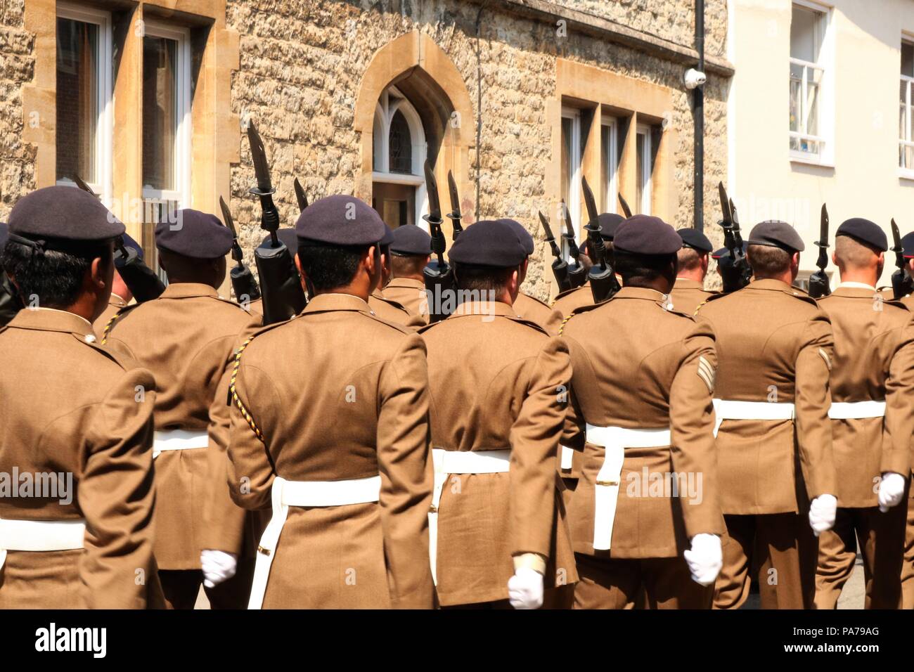 Bicester, Oxfordshire, UK 21.07.2018 - 1 Regiment RLC gewährt die Freiheit der Einstieg in Bicester, der höchsten zivilen Auszeichnung, die auf einer militärischen Einheit verliehen werden kann. Das Regiment ausgeübt, ihre "Freiheit" durch die Stadt zum Marktplatz bis März, mit Schwertern gezeichnet, Bajonette, Trommeln schlagen, Bands und Farben fliegen. Credit: Michelle Brücken/Alamy leben Nachrichten Stockfoto