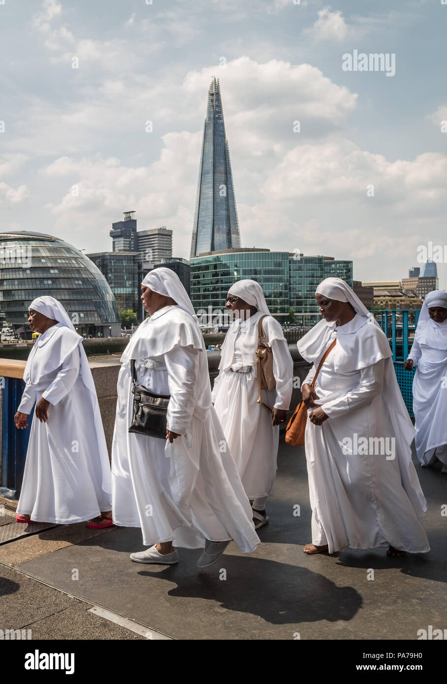 London, Großbritannien. 21. Juli 2018. Prozession über die Tower Bridge, die von den Mitgliedern der Bruderschaft des Kreuzes und Star (BCS) Christen. Credit: Guy Corbishley/Alamy leben Nachrichten Stockfoto