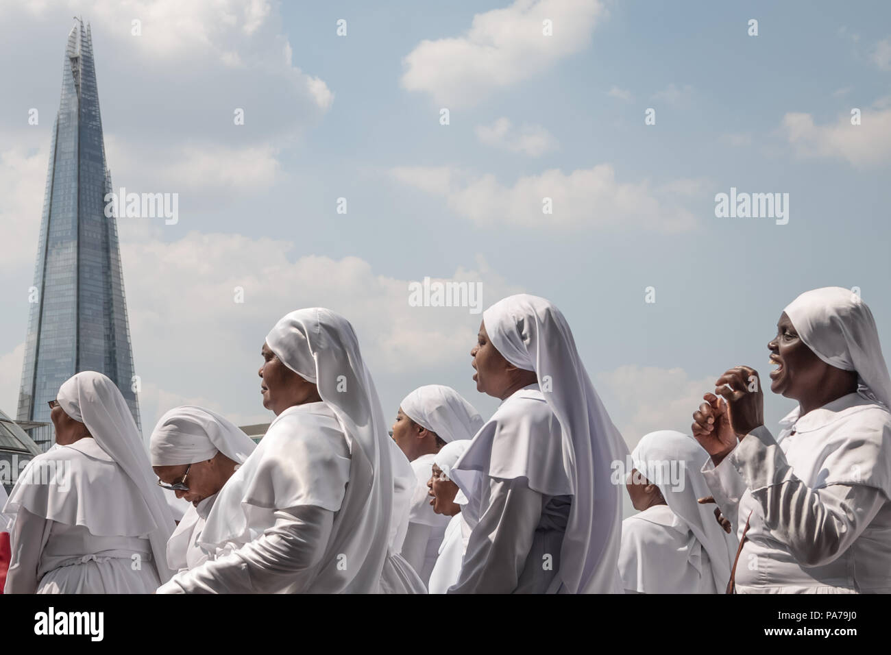 London, Großbritannien. 21. Juli 2018. Prozession über die Tower Bridge, die von den Mitgliedern der Bruderschaft des Kreuzes und Star (BCS) Christen. Credit: Guy Corbishley/Alamy leben Nachrichten Stockfoto