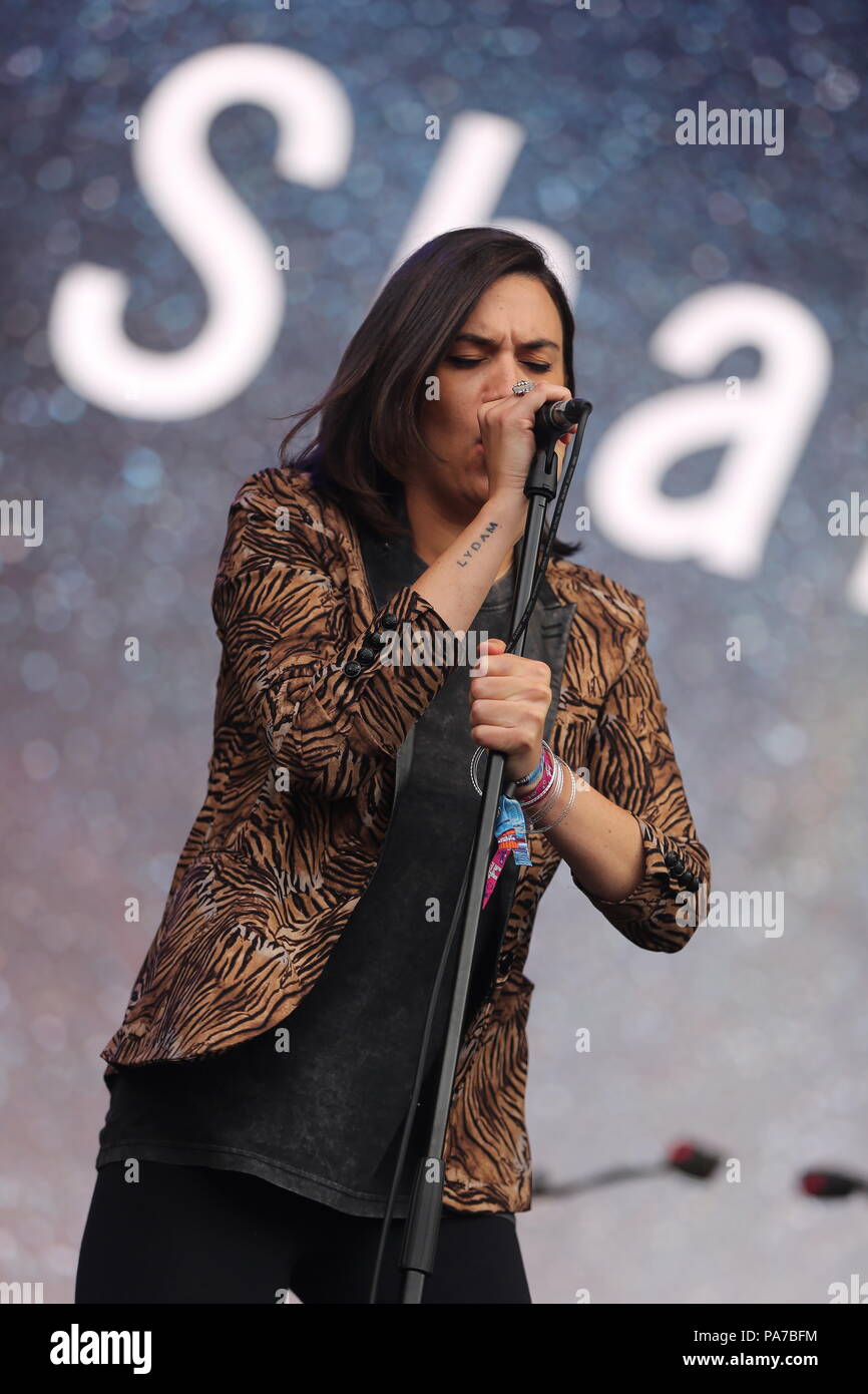 Jodrell Bank, Cheshire, UK. 21. Juli 2018. Nadine Shah führt live auf der Bühne am Lovell Bluedot Festival 2018. Stockfoto