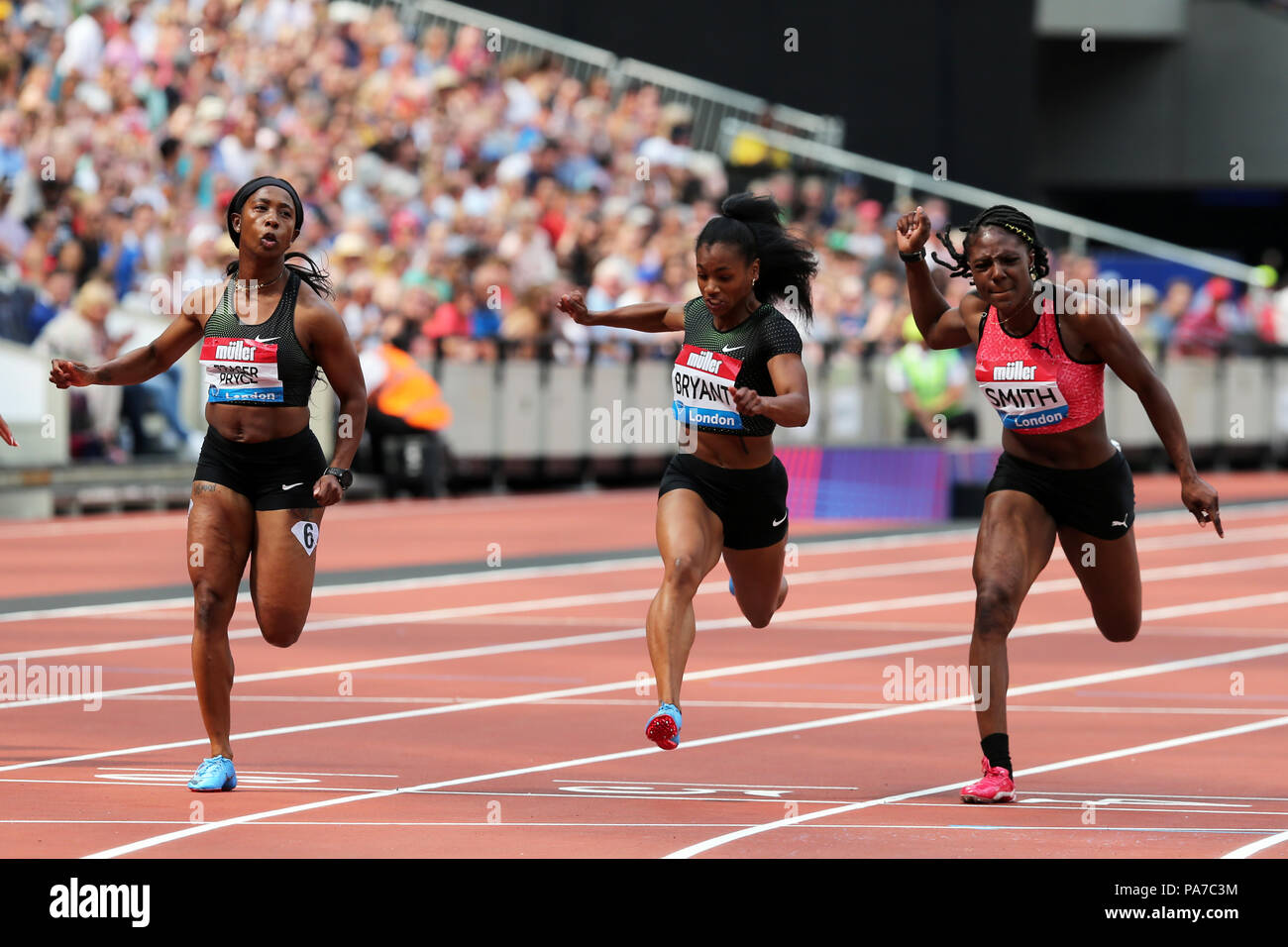 London, Großbritannien. 18. Juli 21. Jonielle SMITH (Jamaika), Dezerea BRYANT (Vereinigte Staaten von Amerika), Shelly-Ann Fraser - PRYCE (Jamaika) Überqueren der Ziellinie in der Frauen 100m-Finale bei den 2018, IAAF Diamond League, Jubiläum Spiele, Queen Elizabeth Olympic Park, Stratford, London, UK. Foto: Simon Balson/Alamy leben Nachrichten Stockfoto