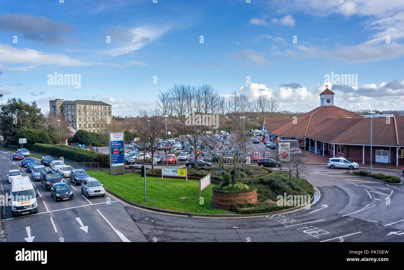 Alte mehrstöckigen Lagerhaus und großen Supermarkt, Parkplatz und Store in der Grafschaft, Chippenham, Wiltshire, UK am 25. Januar 2018 getroffen Stockfoto