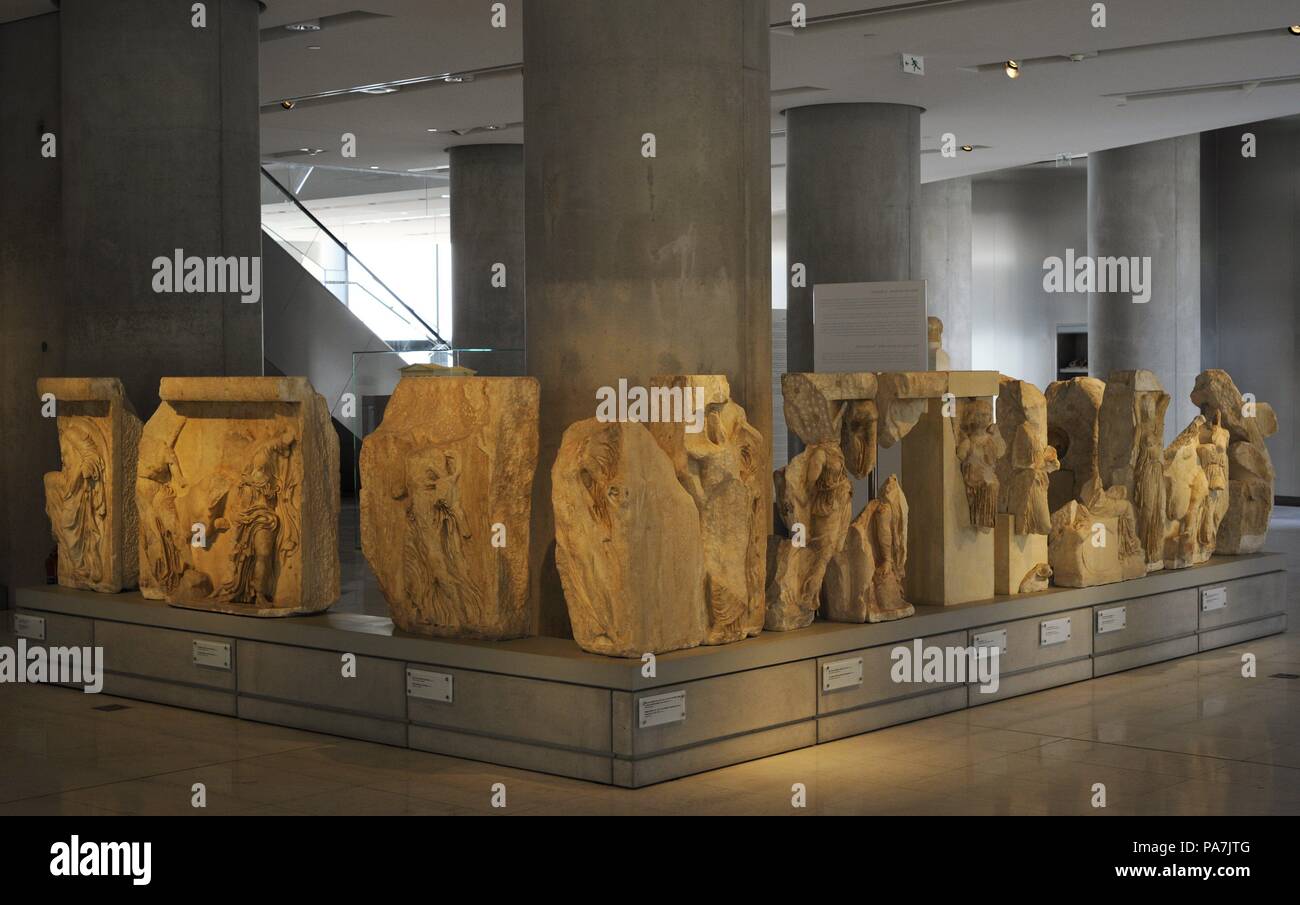 Die Brüstung der Tempel der Athena Nike. 5. Jahrhundert v. Chr.. Durch die Werkstatt des Phidias. Klassische Periode. Die Szenen zeigen eine Feier der Siege der Athene. Akropolis Museum. Athen. Griechenland. Stockfoto