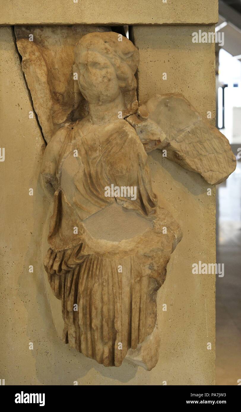 Die Brüstung der Tempel der Athena Nike. Ruhe Nike. Platte Norden V. 5. Jahrhundert v. Chr.. Athen. Griechenland. Durch die Werkstatt des Phidias. Klassische Periode. Akropolis Museum. Athen. Griechenland. Stockfoto