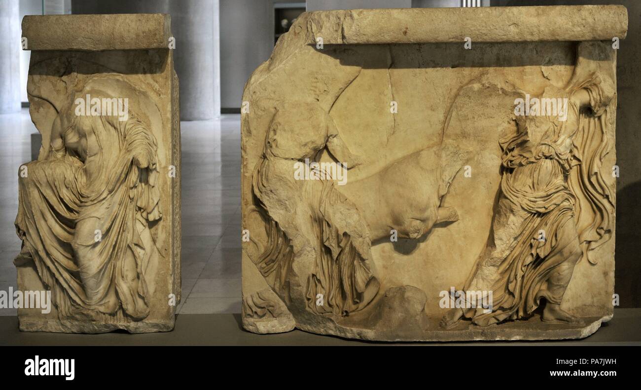 Die Brüstung der Tempel der Athena Nike. Links: Nike ihre Sandale einstellen. Süd Attika Platte. 5. Jahrhundert v. Chr.. Durch die Werkstatt des Phidias. Klassische Periode. Akropolis Museum. Athen. Griechenland. Stockfoto