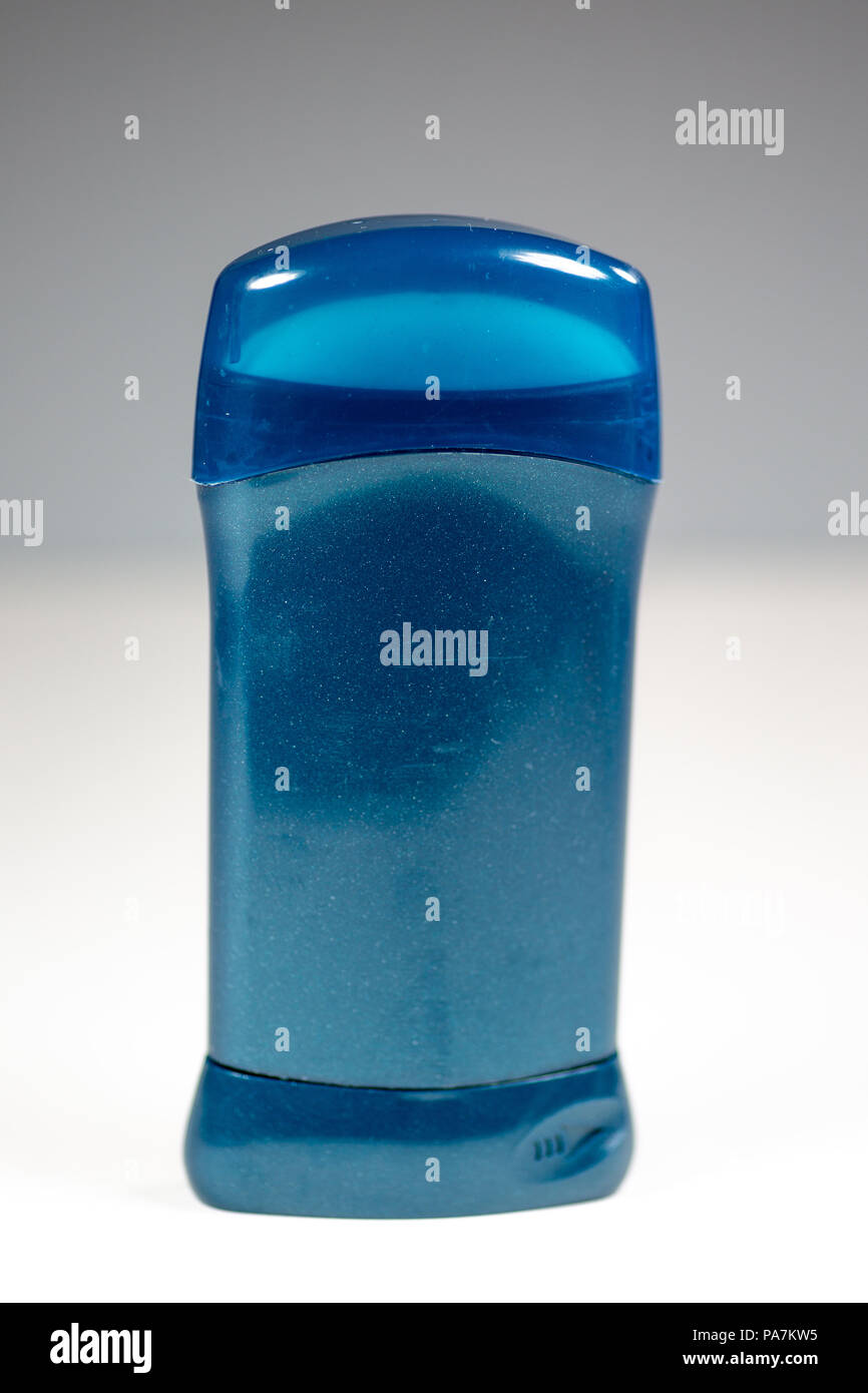 Ein blue Deodorant Stick auf eine weiße Fläche Stockfoto