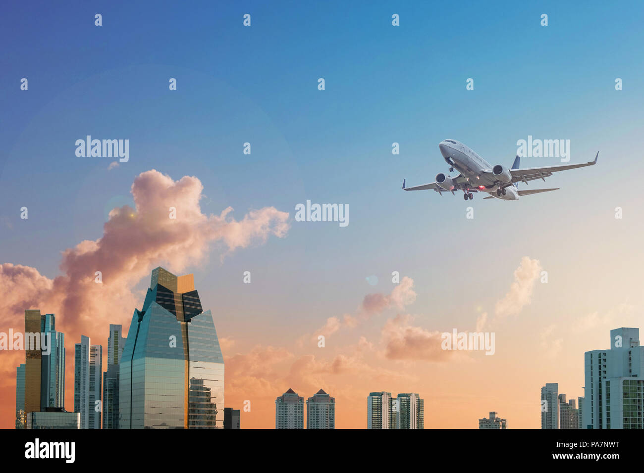 Moderne Wolkenkratzer Skyline Sonnenuntergang Himmel und Flugzeug Stockfoto