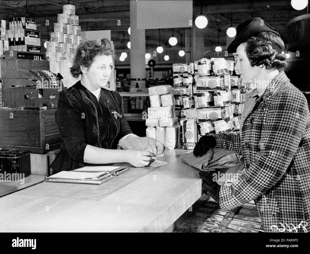 43 Kauf von Lebensmitteln bei Eaton's können Sie über ration Coupons Stockfoto