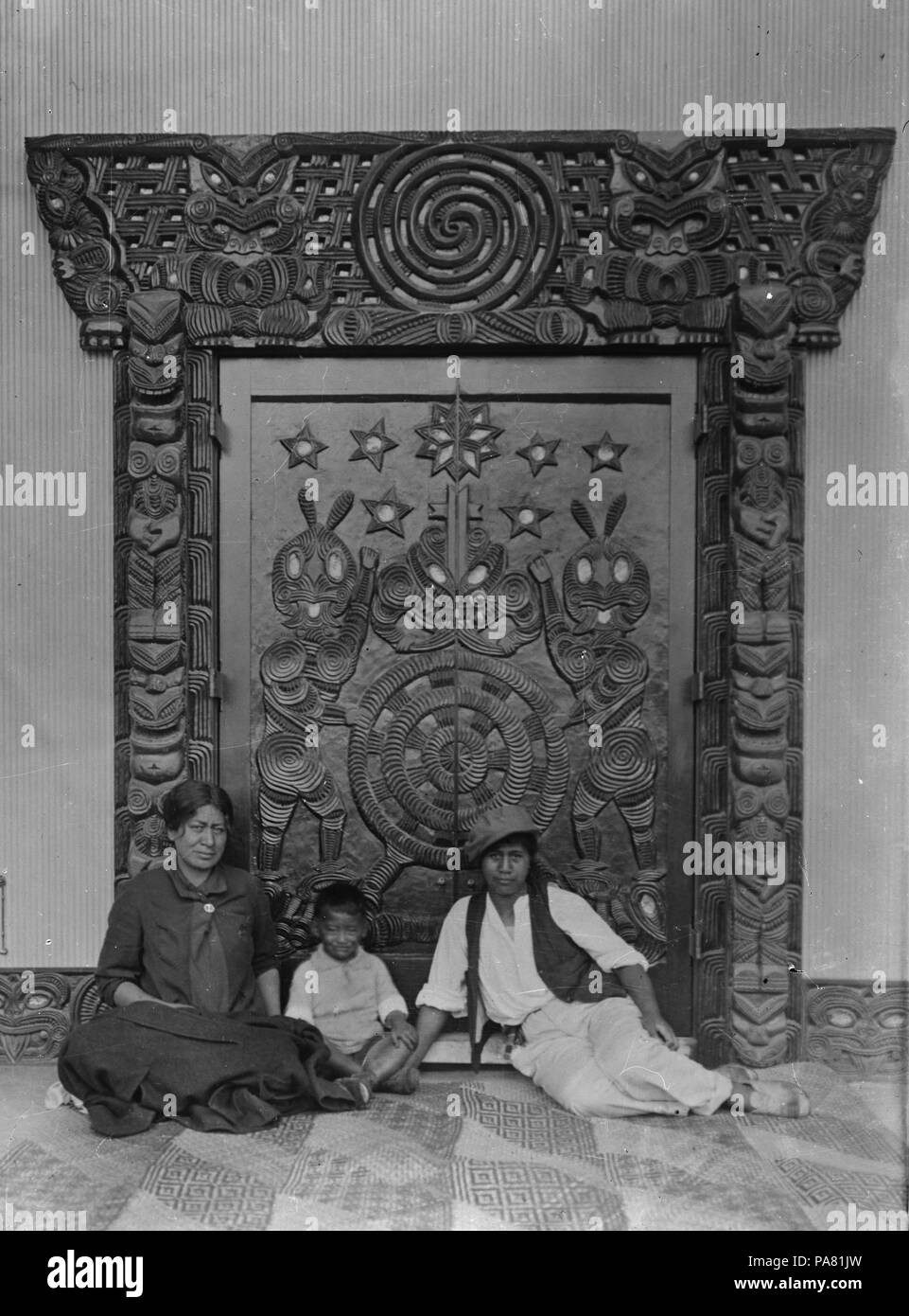47 geschnitzte Tür und Tür umgeben, darunter die Wappen für die Maori Könige (Te Paki o Matariki) an der Turongo Haus, Turanga - waewae, Ngaruawahia ATLIB 129822 Stockfoto