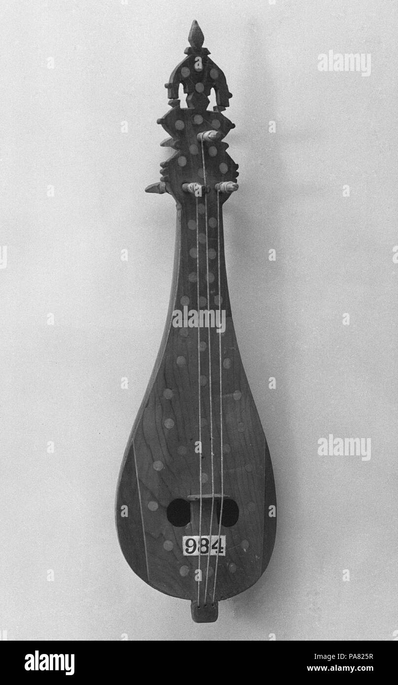 Rebec. Kultur: Kretische. Abmessungen: W. 6 × L. 19 1/2 in. (15,2 × 49,5 cm). Datum: 19. Diese "alten" Stil der Kretischen Lira ist ein minnesänger Instrument gespielt mit einem Bogen auf die Jingles angebracht sind. Museum: Metropolitan Museum of Art, New York, USA. Stockfoto