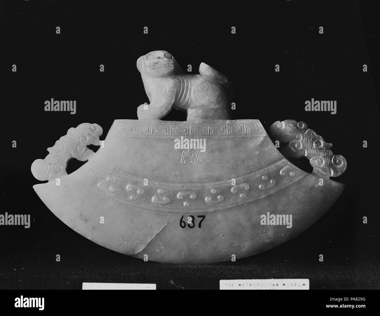 Zeremonielle Ax. Kultur: China. Abmessungen: H.4 15/16 in. (12,6 cm); W. 3 7/16 in. (8,7 cm); D. 5/8 in. (1,6 cm). Museum: Metropolitan Museum of Art, New York, USA. Stockfoto