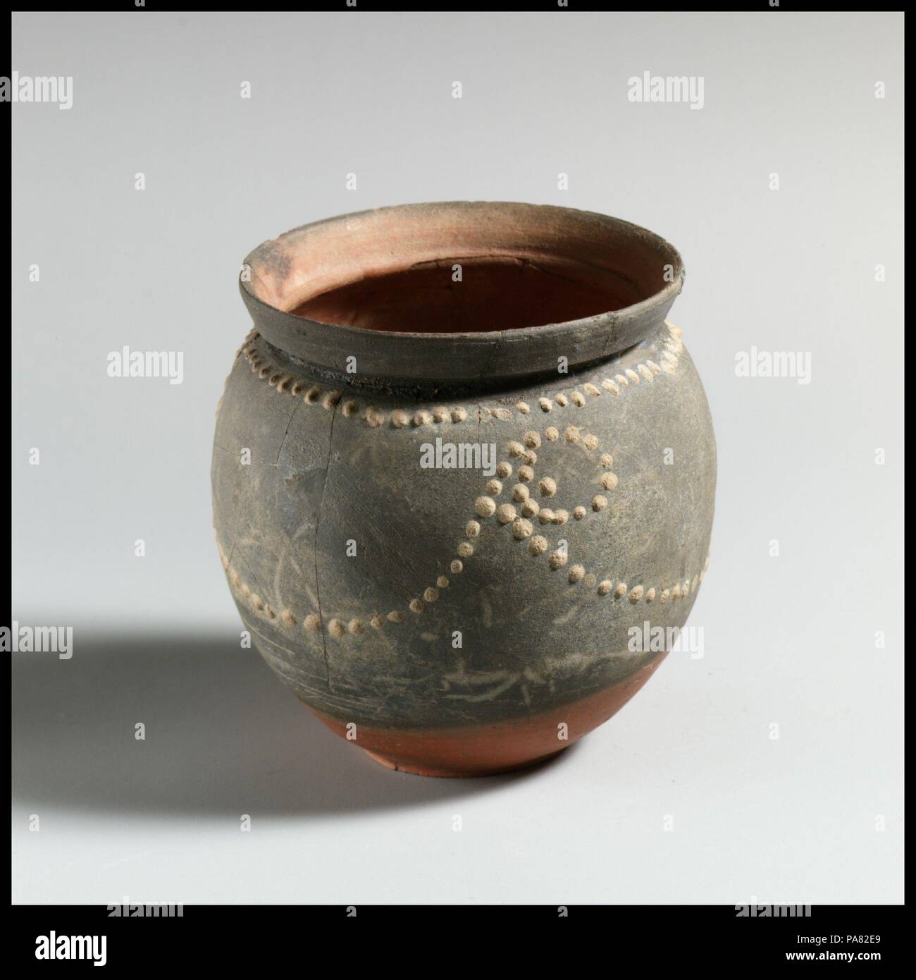 Vase. Kultur: Roman. Abmessungen: H. 8.31 cm. Durchmesser 8,25 cm.. Red Vase mit grau Glasur; Chazotte pattern Dots und Girlanden. Museum: Metropolitan Museum of Art, New York, USA. Stockfoto