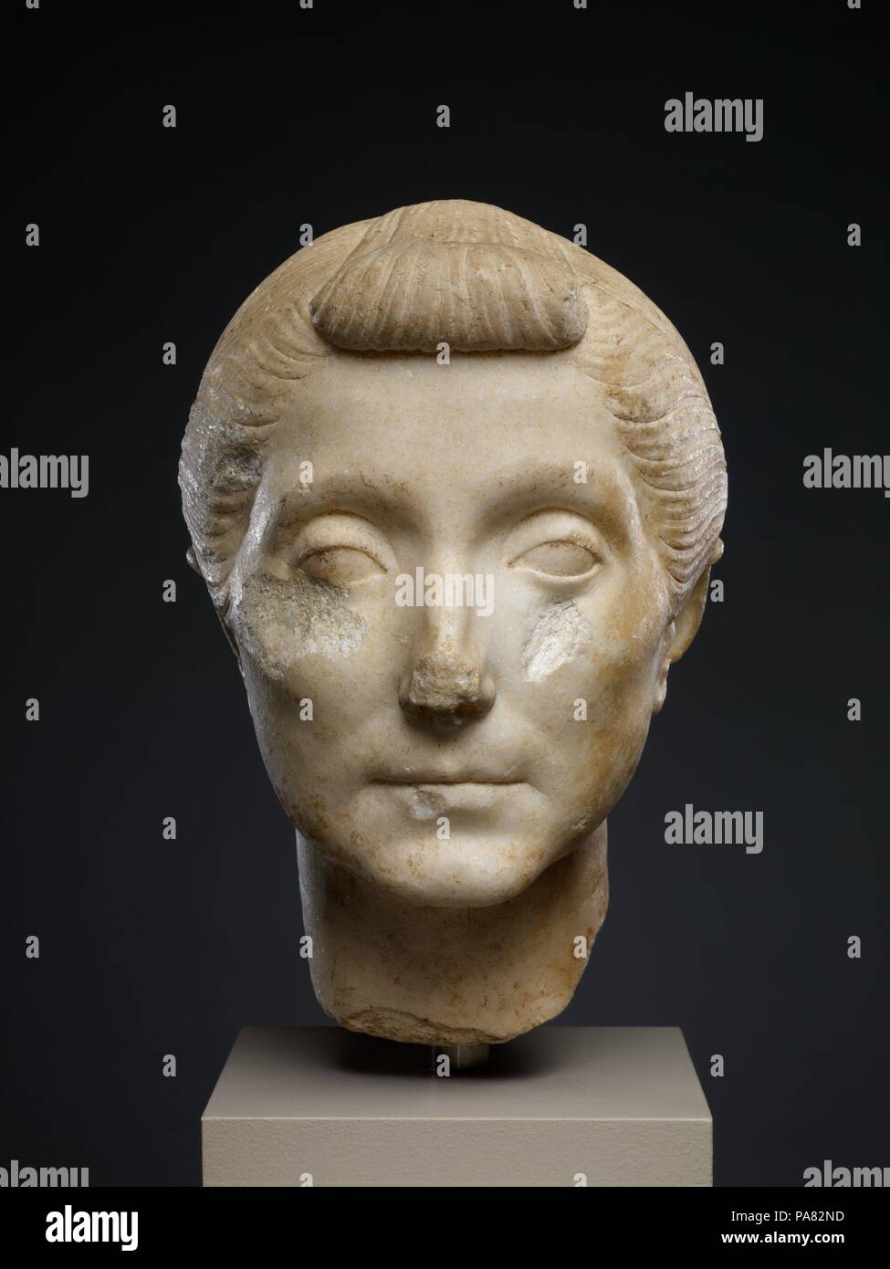 Marmor Kopf von einer alten Frau. Kultur: Roman. Abmessungen: 10 1/4 x 6 1/2 x 7 3/4 in. (26 x 16,5 x 19,7 cm). Datum: Ca. 40-20 v. Chr.. Das Porträt eines älteren römischen Matrone vermittelt einen Hauch von gravitas und würde, dass es sich für die soziale Stellung des Themas. Wie die meisten Porträts der römischen Frauen, dieser kann eng durch die Frisur, die kombiniert eine geflochtene Bun getragen hoch auf dem Kopf und der so genannte nodus, einen Zopf zurück zog über die Oberseite des Kopfes datiert werden. In der Antike, alles in Marmor Skulptur gemalt wurde. Hier ist die Angabe von Wimpern können weiterhin auf den oberen Deckel der gesehen werden. Stockfoto