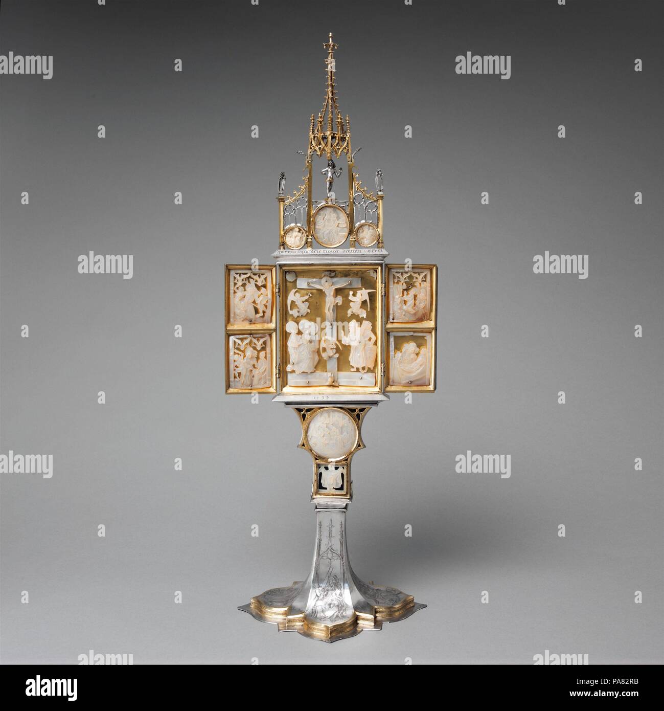 Triptychon mit Szenen aus der Passion Christi. Artist: Möglicherweise Master Pertoldus (Berthold Schauer?). Kultur: Österreichische. Abmessungen: Overall (offen): 27 3/8 x 9 7/8 x 7 1/4 in. (69,5 x 25,1 x 18,4 cm). Datum: 1494. Dieses Triptychon ist bemerkenswert für seine Vollständigkeit sowie für die hohe Qualität seiner Ausführung. In der Mitte des Schreins ist die Kreuzigung, die mit Christus vor Annas an der Unterseite des linken Flügels, und das Lager der Kreuz über. Auf dem rechten Flügel, der Todesangst im Garten ist oben, mit der Grablegung unten. Über dem mittleren Teil sind drei Medaillons (die auf der Stockfoto