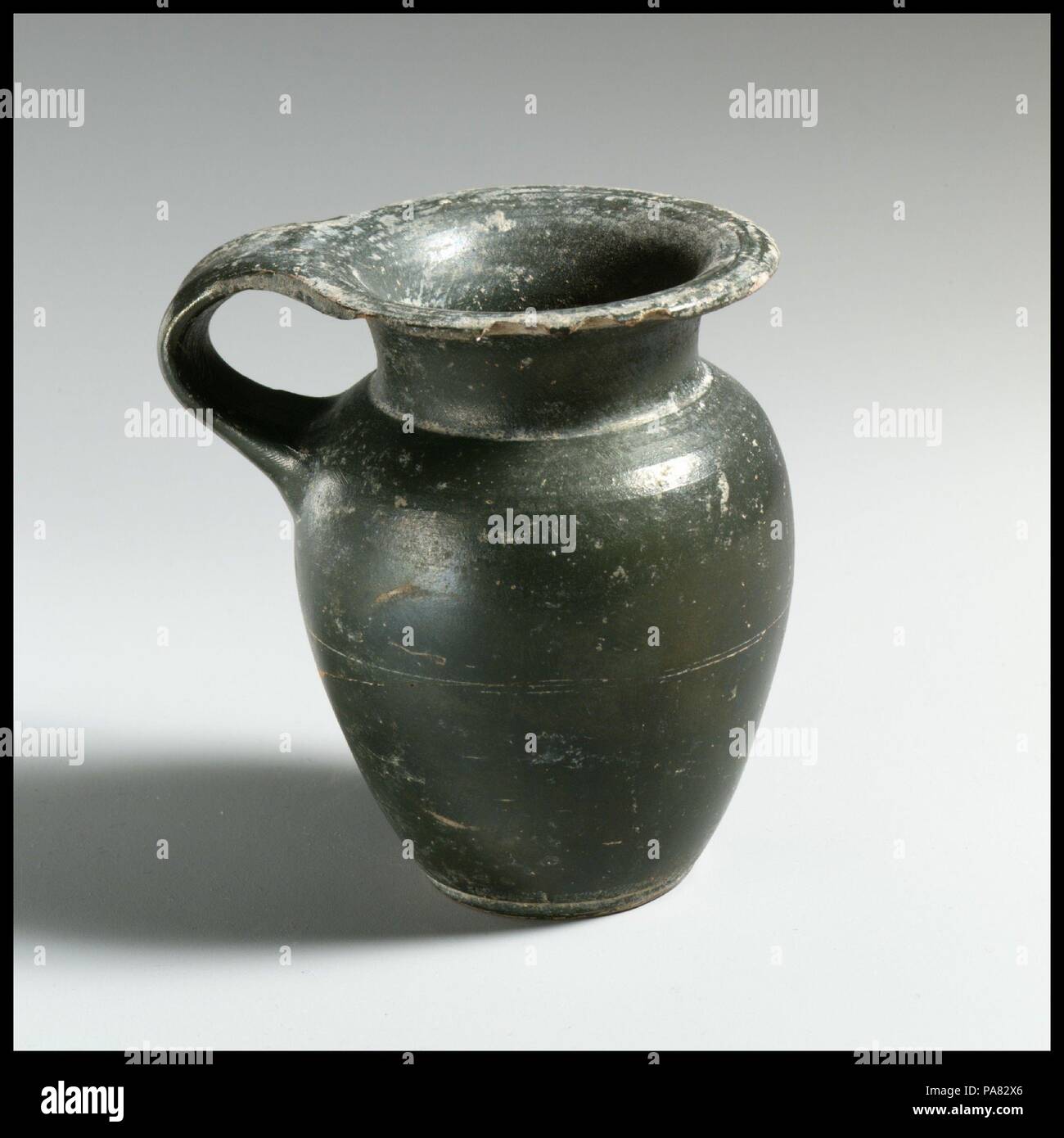 Tasse. Kultur: Etrusker. Abmessungen: H. 8,94 cm.. Datum: 4. Jahrhundert v. Chr.. Museum: Metropolitan Museum of Art, New York, USA. Stockfoto