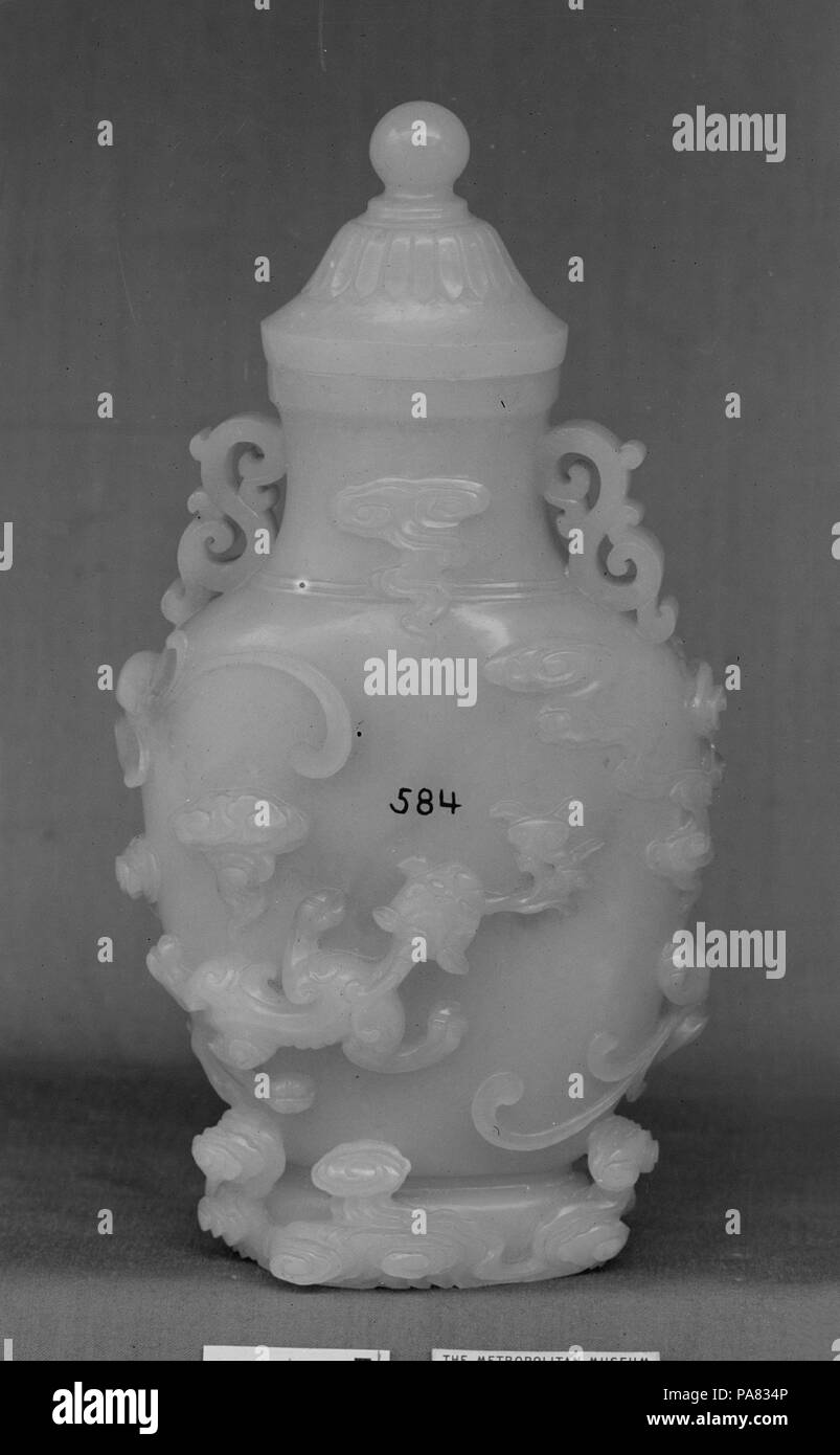 Archaisch-Stil Schiff mit Drachen. Kultur: China. Abmessungen: H. 6 5/8 in. (16,9 cm); W. 3 7/16 in. (8,8 cm); D.1 3/4 in. (4,4 cm). Datum: Ende des 18. Jahrhunderts. Museum: Metropolitan Museum of Art, New York, USA. Stockfoto