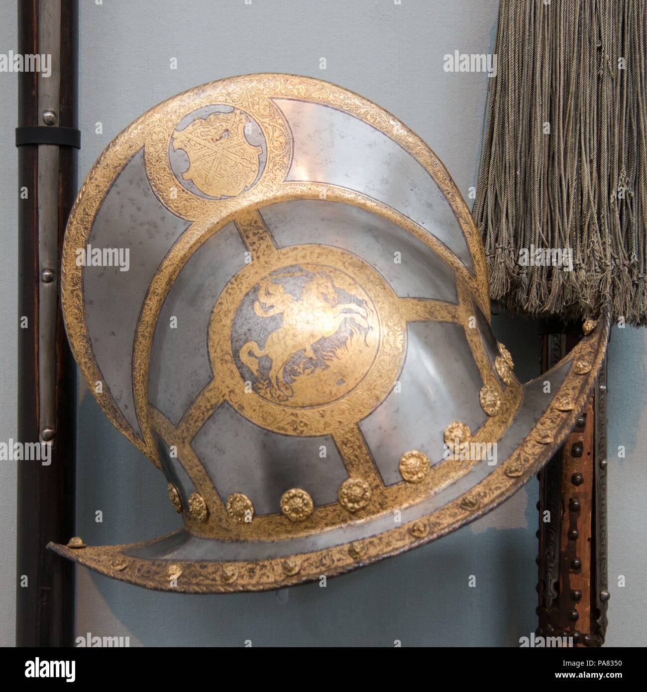 Morion für die Leibwächter des Kurfürsten von Sachsen. Kultur: Deutsche, Nürnberg. Abmessungen: H.11 cm. (28,9 cm); W. 9 1/4 in. (23,5 cm); D. 13 3/4 in. (34,9 cm); Wt. 4 lb. 5 oz. (1956 g). Datum: Ca. 1570. Die Kurfürsten von Sachsen erscheinen die einzige deutsche Fürsten wurden im 16. Jahrhundert ihre Bodyguards mit passender Ausrüstung ausstatten. Helme der Wachen sind geätzt und vergoldeten auf der einen Seite mit dem Wappen des Herzogtums Sachsen und auf der anderen Seite mit den gekreuzten Schwertern, dass das Büro des Herzog als archmarshal des Heiligen Römischen Reiches bedeuten. Ursprünglich wurde die vergoldeten Dez Stockfoto