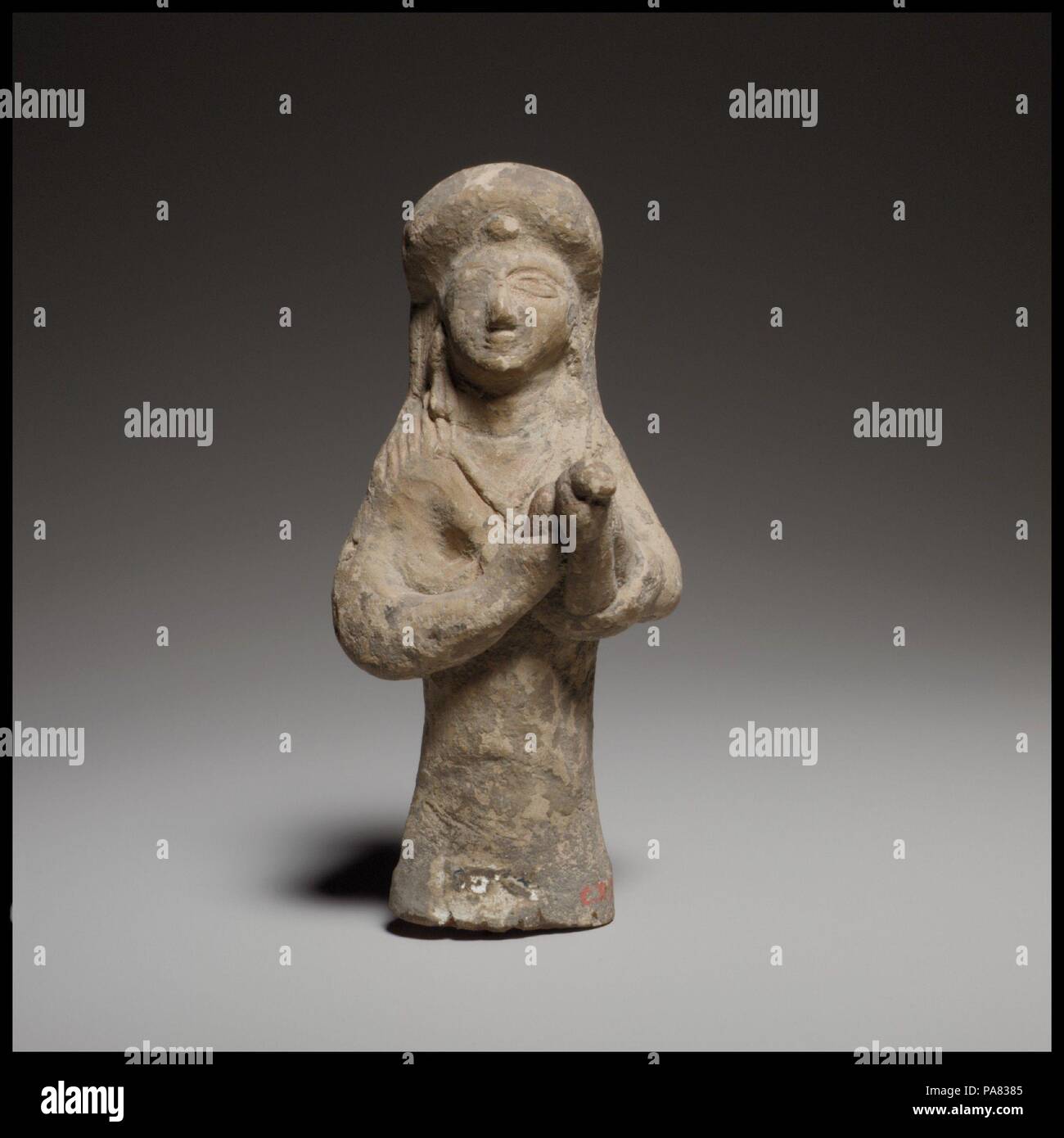 Stehende weibliche Lyraspieler. Kultur: Zypriotische. Abmessungen: H.4 1/4 in. (10,8 cm). Datum: Ca. 600-480 v. Chr.. Die Figurine ist Schimmel- und solide. Es kann über die untere Körper geschnitten wurden. Ihre Arme, die von Hand hinzugefügt wurden, Kurve, eine Leier, von denen nur der untere Teil erhalten geblieben ist. Museum: Metropolitan Museum of Art, New York, USA. Stockfoto Stehende weibliche Lyraspieler. Kultur: Zypriotische. Abmessungen: H.4 1/4 in. (10,8 cm). Datum: Ca. 600-480 v. Chr.. Die Figurine ist Schimmel- und solide. Es kann über die untere Körper geschnitten wurden. Ihre Arme, die von Hand hinzugefügt wurden, Kurve, eine Leier, von denen nur der untere Teil erhalten geblieben ist. Museum: Metropolitan Museum of Art, New York, USA. Stockfoto