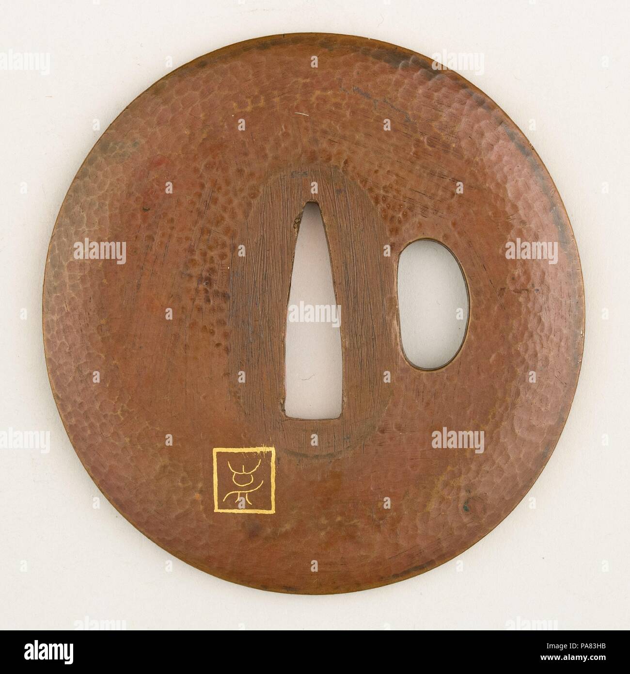 Schwert Guard (Tsuba). Kultur: Japanisch. Abmessungen: H. 2 7/8 in. (7,3 cm); W. 2 3/4 in. (7 cm). Datum: 18. Museum: Metropolitan Museum of Art, New York, USA. Stockfoto
