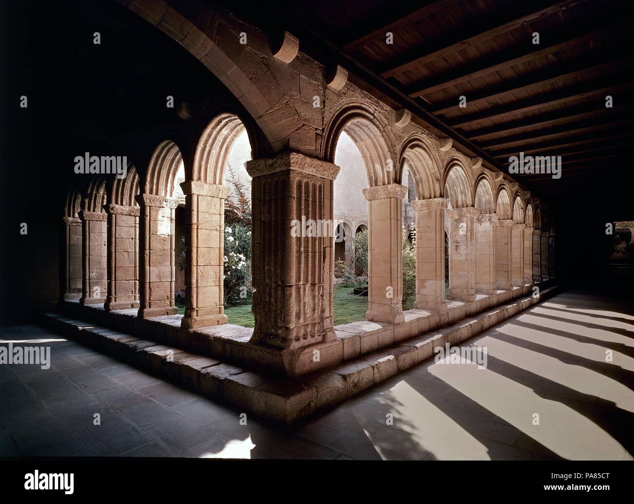 CLAUSTRO DE SAN ESTEBAN - OBRA DEL SIGLO XII REHECHO EN EL SIGLO XV. Lage: MONASTERIO DE POBLET, VIMBODÍ, Tarragona, Spanien. Stockfoto