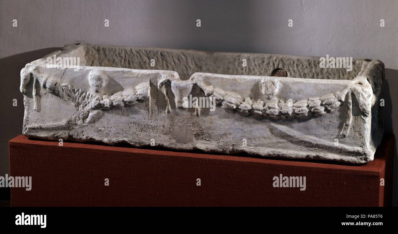 SARCOFAGO ROMANO CON BUCRANEOS Y GUIRNALDAS MARMOL BLANCO 35 x 150