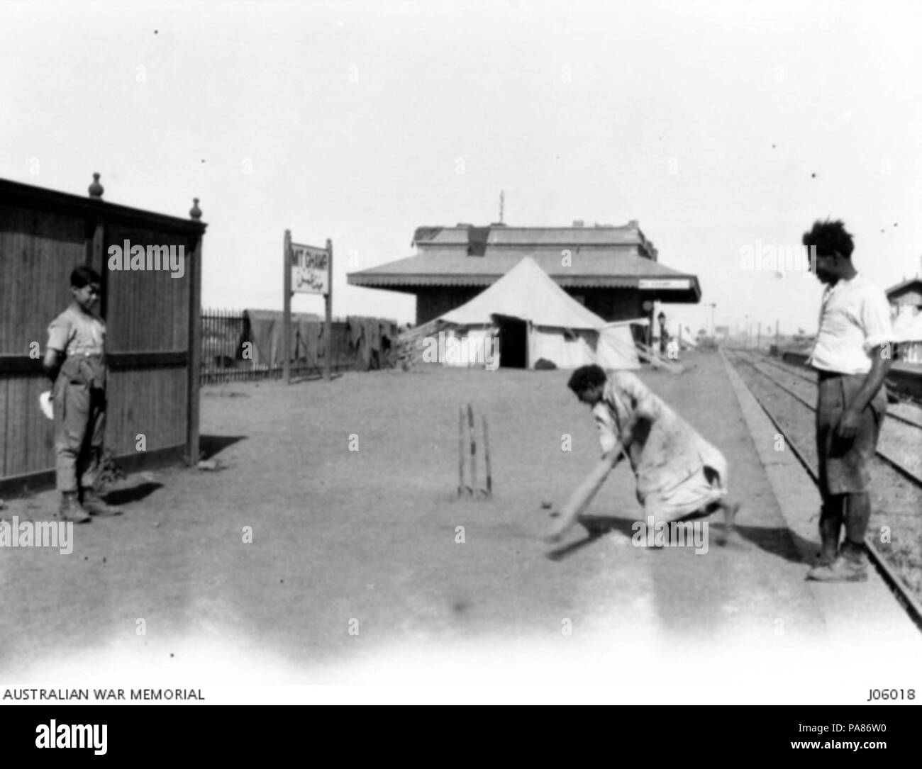 73 ägyptische Kinder Kricket spielen am mit Ghamr Bahnhof Stockfoto