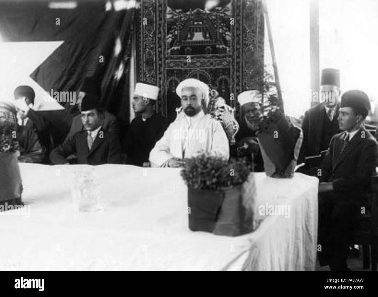 74 Emir Abdullah I mit seinem Sohn Talal und Naif, 1930er Jahre Stockfoto