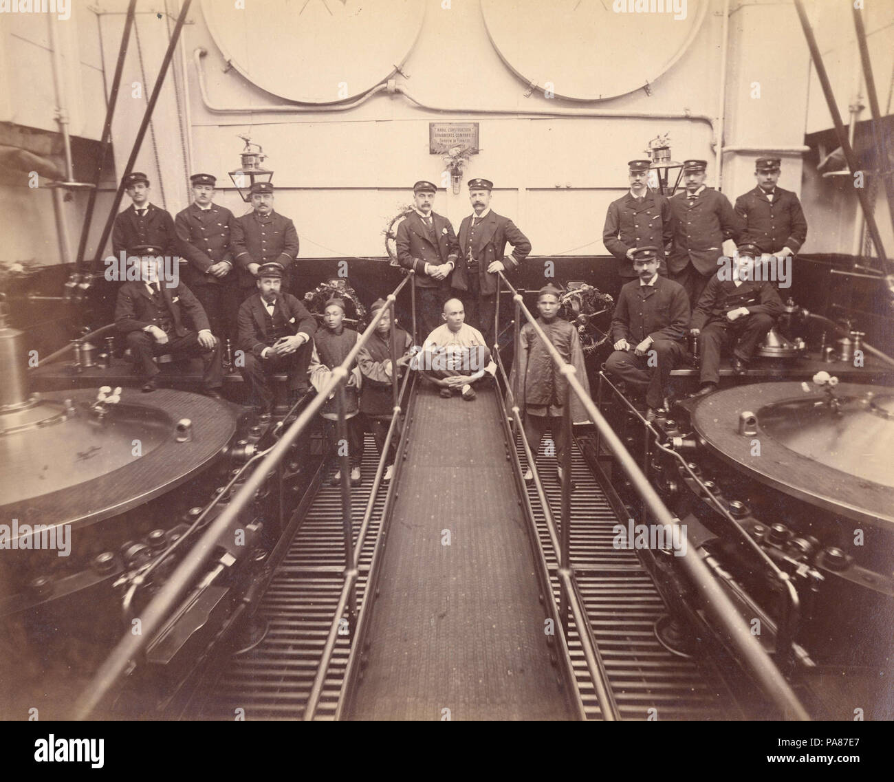 75 Ingenieure und Arbeiter im Maschinenraum der R.M.S. "Kaiserin von Japan "circa 1895 Stockfoto
