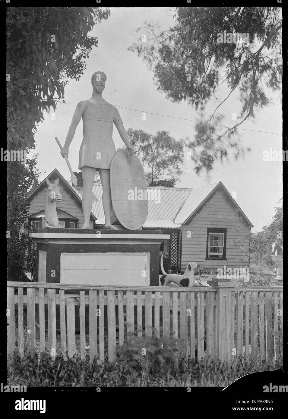 97 Vorderansicht des "Rose Cottage", Moroa, in der Nähe von greytown, mit einer Statue von einer alten Krieger stehen auf einem Podest vor dem Haus. 293730 ATLIB Stockfoto