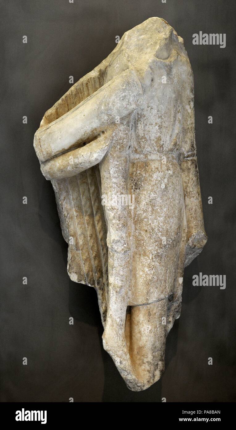 Griechische Kunst der Attika der Athena Nike Tempel. Trophäe mit persischen Rüstung eingerichtet. Südseite der Attika. 5. Jahrhundert v. Chr.. Akropolis Museum. Athen. Griechenland.. Stockfoto