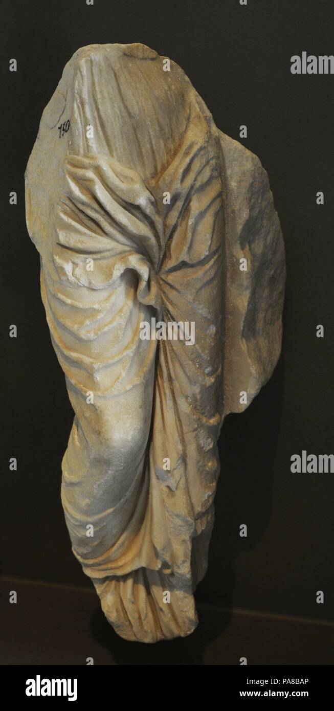 Griechische Kunst der Attika der Athena Nike Tempel. Untere Teil einer Nike einmal eine Trophäe schmücken. 5. Jahrhundert v. Chr.. Akropolis Museum. Athen. Griechenland. Stockfoto