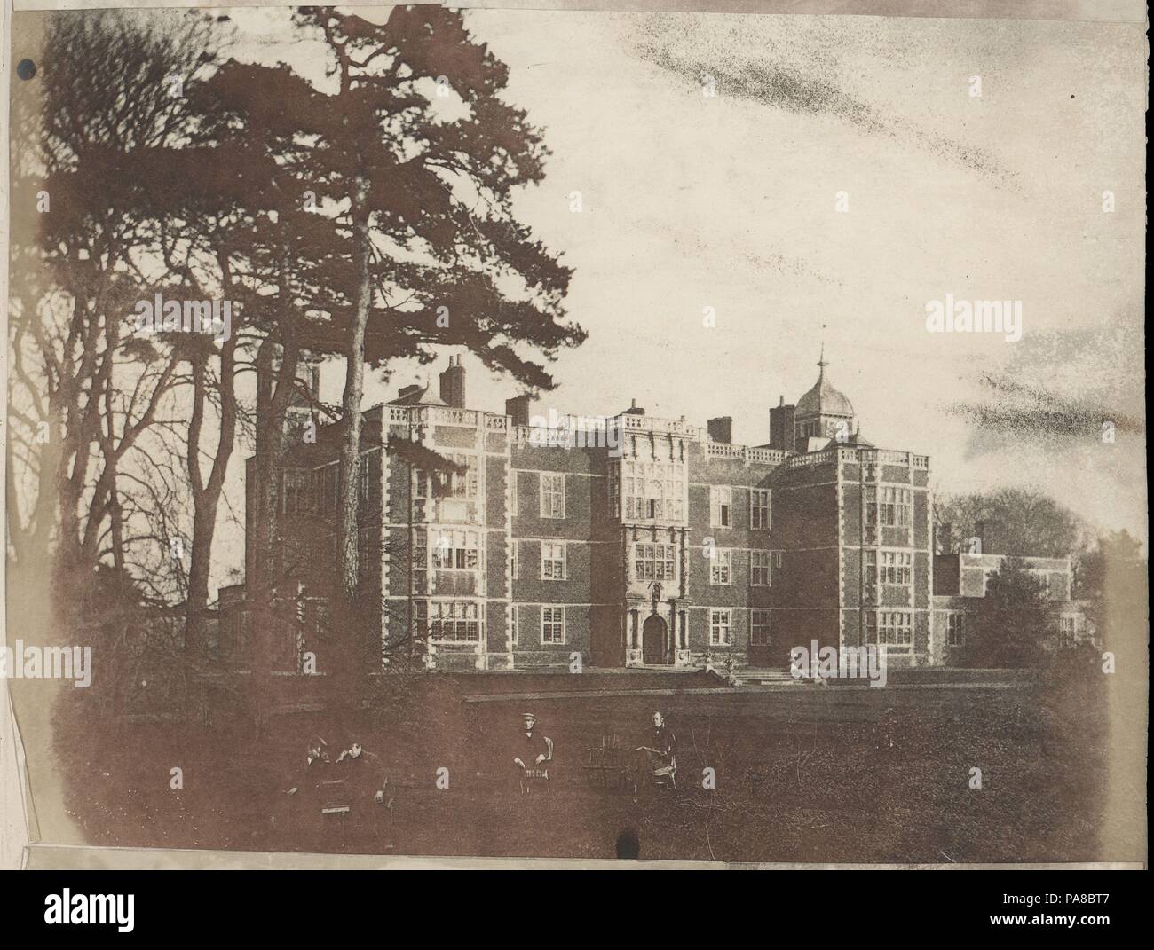 [Charlton House mit sitzenden Figuren im Vordergrund]. Artist: Unbekannt (British). Abmessungen: 24,5 x 32,5 cm (9 5/8 x 12 13/16 in.). Datum: 1850. Museum: Metropolitan Museum of Art, New York, USA. Stockfoto