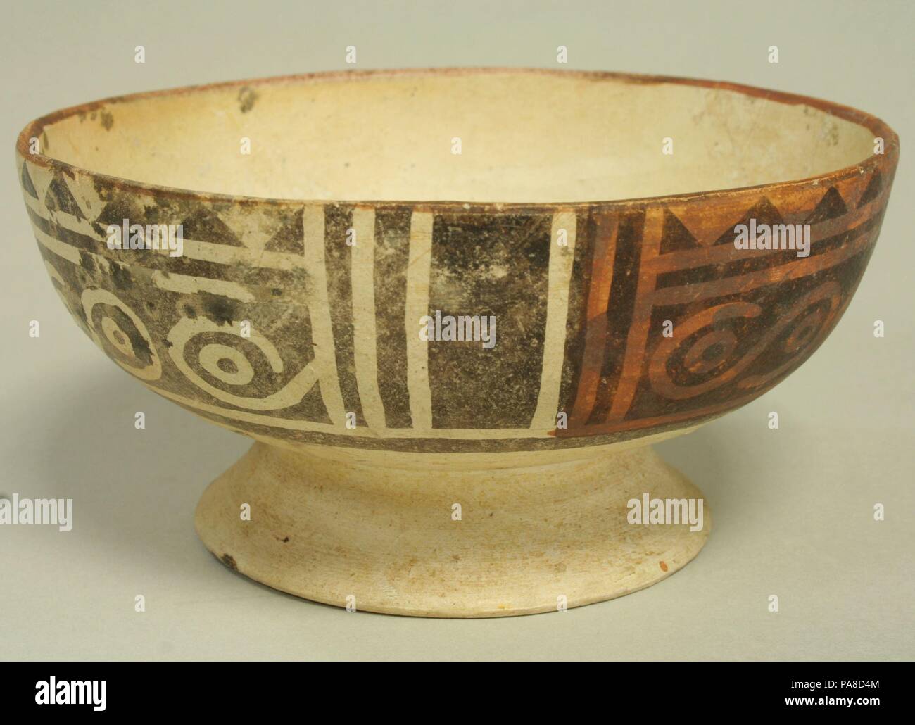 Sockel-Schüssel. Kultur: Recuay. Abmessungen: Höhe: 2 cm. (Hellrotem) Durchmesser: 5 cm. (14,9 cm). Datum: 5.-6. Jh.. Museum: Metropolitan Museum of Art, New York, USA. Stockfoto